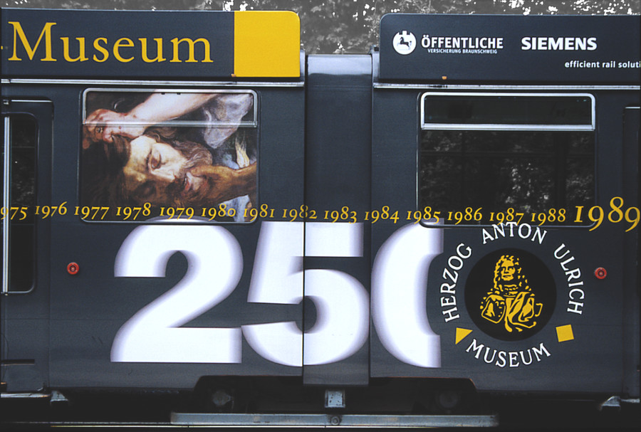Herzog Anton Ulrich-Museum Gestaltung einer Straßenbahn zum 250. Jubiläum. Juliläums-Signet