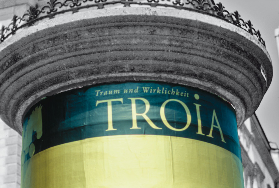Troja Festival Säulendetail, Banderole