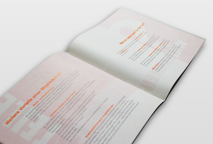 Broschüre für neue Mitglieder Innenseiten: Schmuckfarbe auf Dünndruckpapier.
Text und Formen der Unterseiten scheinen durch und ergeben dadurch interessante grafische Effekte